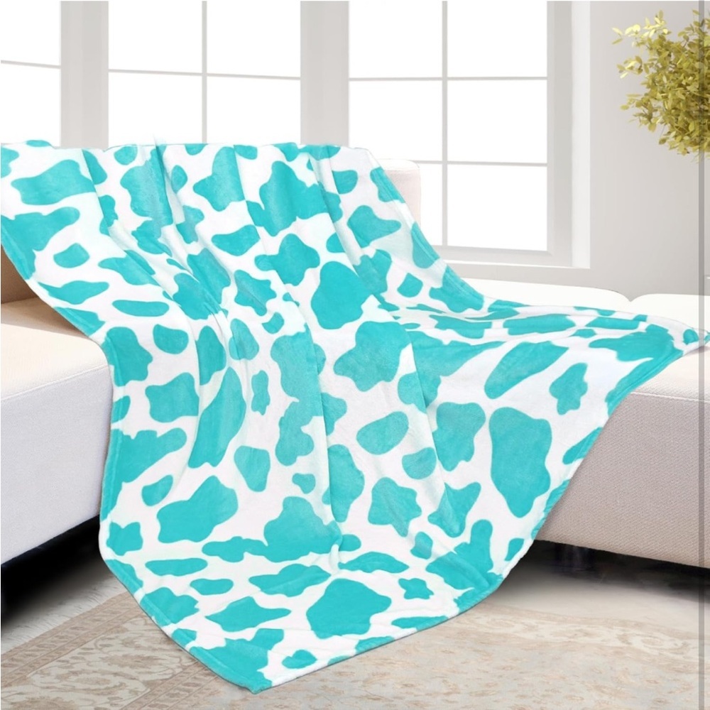 Fleece blue cow print throw blanket
